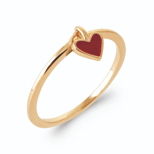 Bague petit cœur laqué rouge sur anneau fin en plaqué or, vue de trois quarts