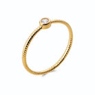 Bague petit zircon rond serti clos sur anneau fin torsadé en plaqué or