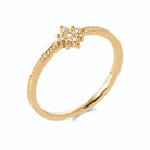 Bague petite fleur étoilée de zircons sur anneau perlé en plaqué or