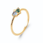 Bague petite grappe pierres bleu ciel et vert intense en plaqué or