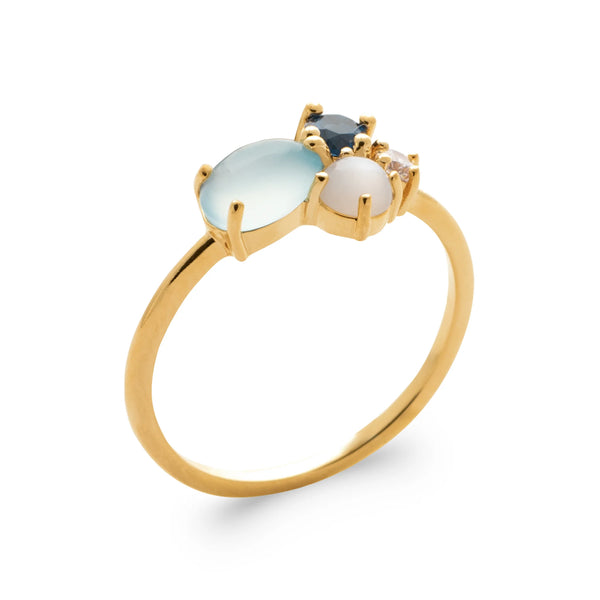 Bague petite grappe de cabochons bleu laiteux et blanc irisé en plaqué or, vue de trois quarts