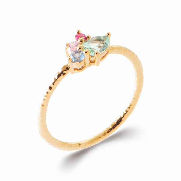 Bague petite grappe de pierres vert d’eau rose et bleu ciel en plaqué or, vue de trois quarts