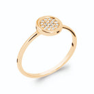 Bague petite pastille ronde pavée de zircons sur anneau lisse en plaqué or