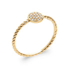 Bague petite pastille ronde pavée de zircons sur anneau torsadé en plaqué or