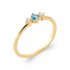 Bague petite pierre bleu ciel entre deux zircons en plaqué or