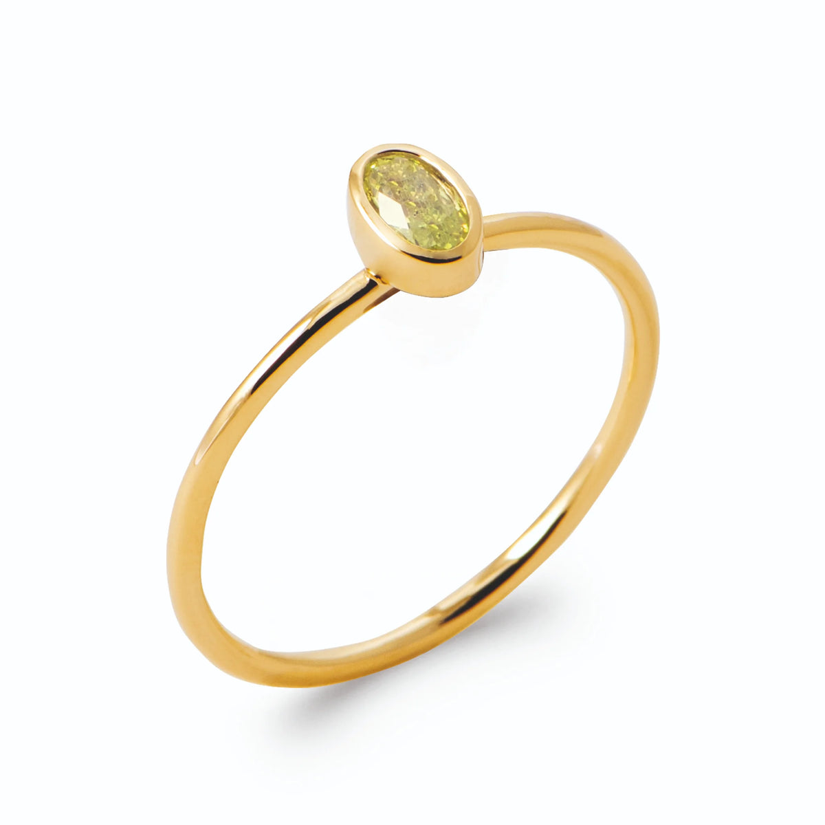 Bague petite pierre ovale vert anis sertie clos en plaqué or, vue de trois quarts