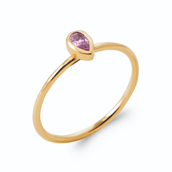 Bague petite pierre poire rose tendre sertie clos en plaqué or, vue de trois quarts