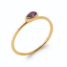 Bague petite pierre poire violette sertie clos en plaqué or, vue de trois quarts