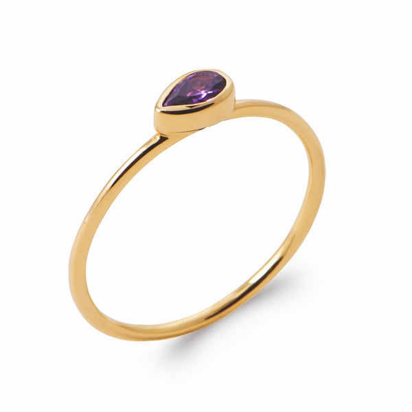 Bague petite pierre poire violette sertie clos en plaqué or, vue de trois quarts
