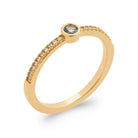 Bague petite pierre ronde bleu ciel sur anneau demi-pavé en plaqué or