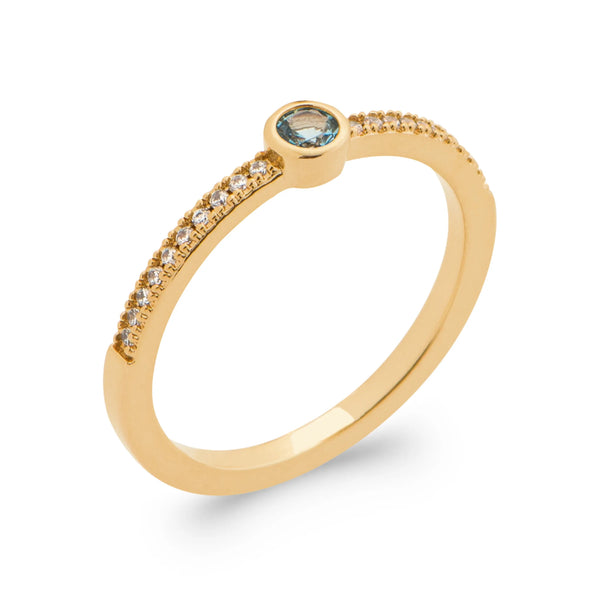 Bague petite pierre ronde bleu ciel sur anneau demi-pavé en plaqué or, vue de trois quarts