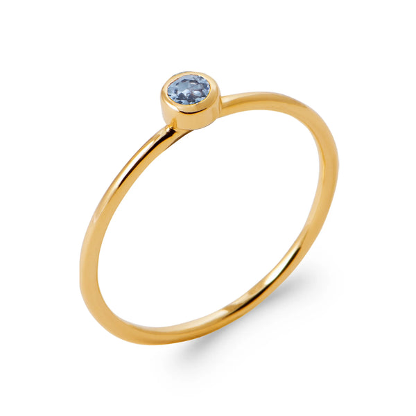 Bague petite pierre ronde bleu lavande sertie clos en plaqué or, vue de trois quarts
