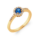 Bague petite pierre ronde bleu nuit et épaules pavées en plaqué or, vue de trois quarts