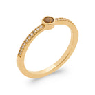 Bague petite pierre ronde brun fumé sur anneau demi-pavé en plaqué or