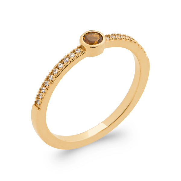 Bague petite pierre ronde brun fumé sur anneau demi-pavé en plaqué or, vue de trois quarts
