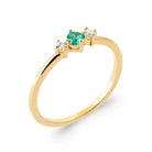 Bague petite pierre vert d’eau entre deux zircons en plaqué or