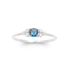 Bague pierre bleue coussin et grappes de zircons en argent 925