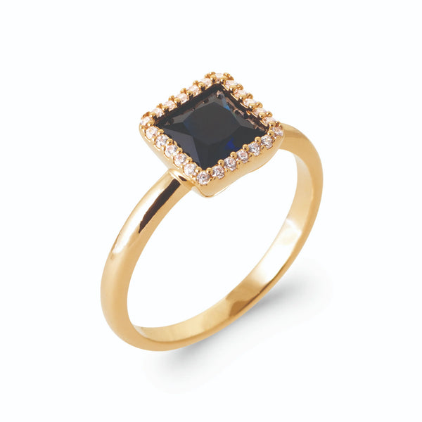 Bague pierre carrée bleu nuit et entourage de zircons sur anneau fin en plaqué or, vue de trois quarts