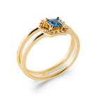 Bague pierre carrée bleu nuit et zircons sur double anneau fin en plaqué or
