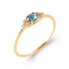 Bague pierre carrée bleu profond et grappes de zircons en plaqué or