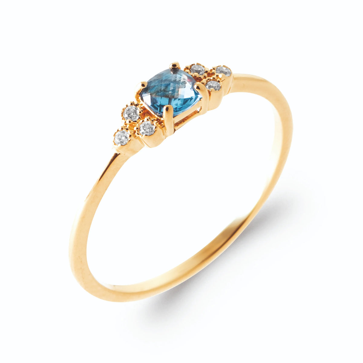 Bague pierre carrée bleu profond et grappes de zircons en plaqué or, vue de trois quarts