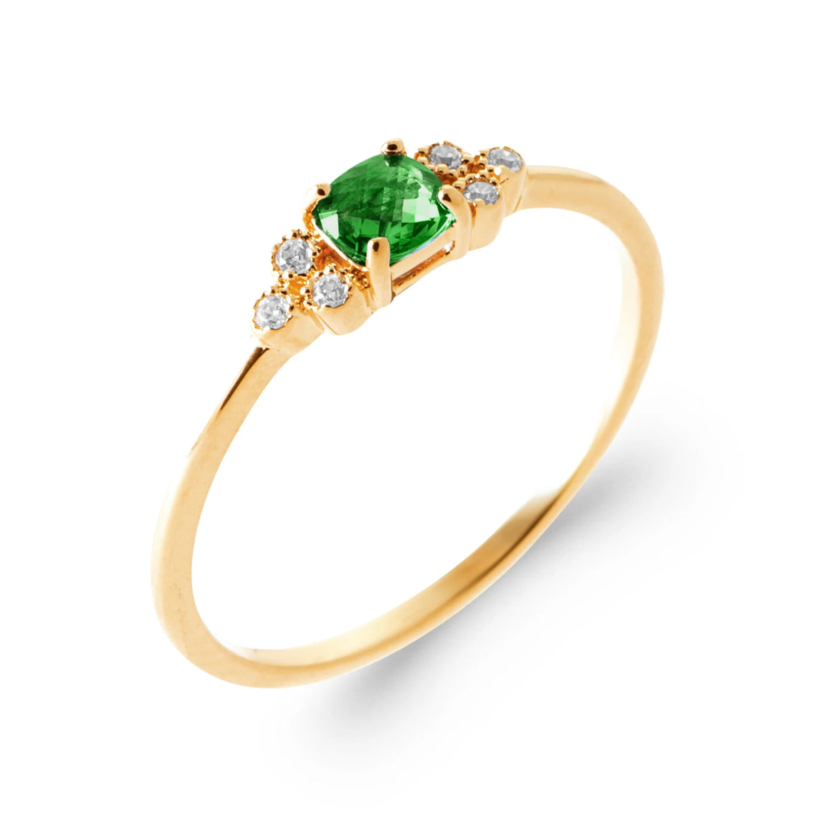 Bague pierre carrée vert émeraude et grappes de zircons en plaqué or, vue de trois quarts