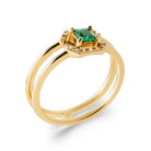 Bague pierre carrée vert profond et zircons sur double anneau fin en plaqué or