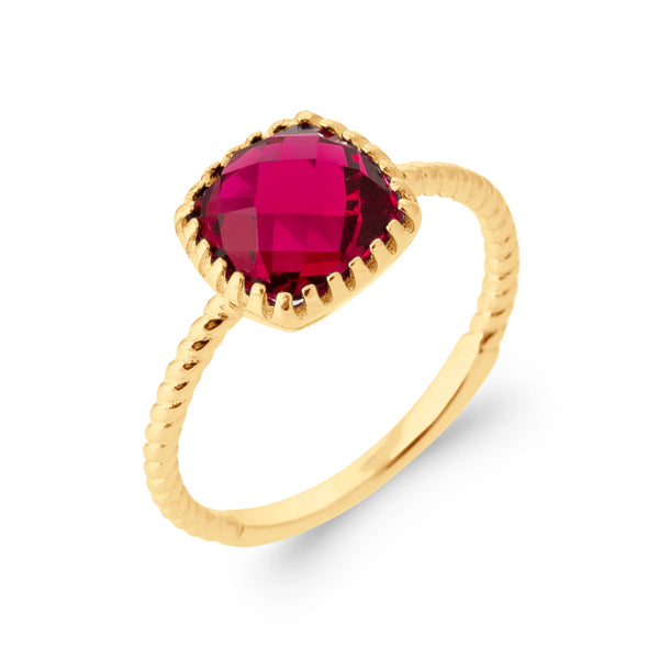 Bague pierre coussin rouge framboise en damier et anneau torsadé en plaqué or, vue de trois quarts