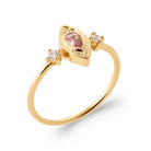 Bague pierre navette rose poudré et petits zircons en plaqué or