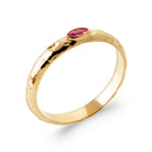 Bague pierre navette rouge framboise sur anneau martelé en plaqué or