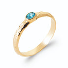 Bague pierre ovale bleu ciel sur anneau martelé en plaqué or