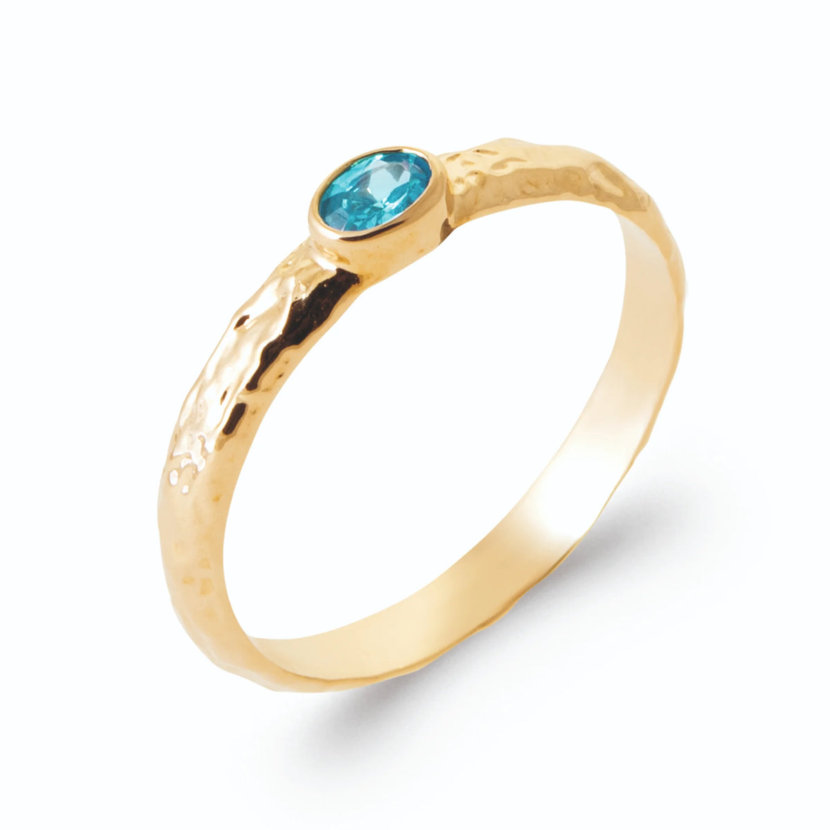 Bague pierre ovale bleu ciel sur anneau martelé en plaqué or
