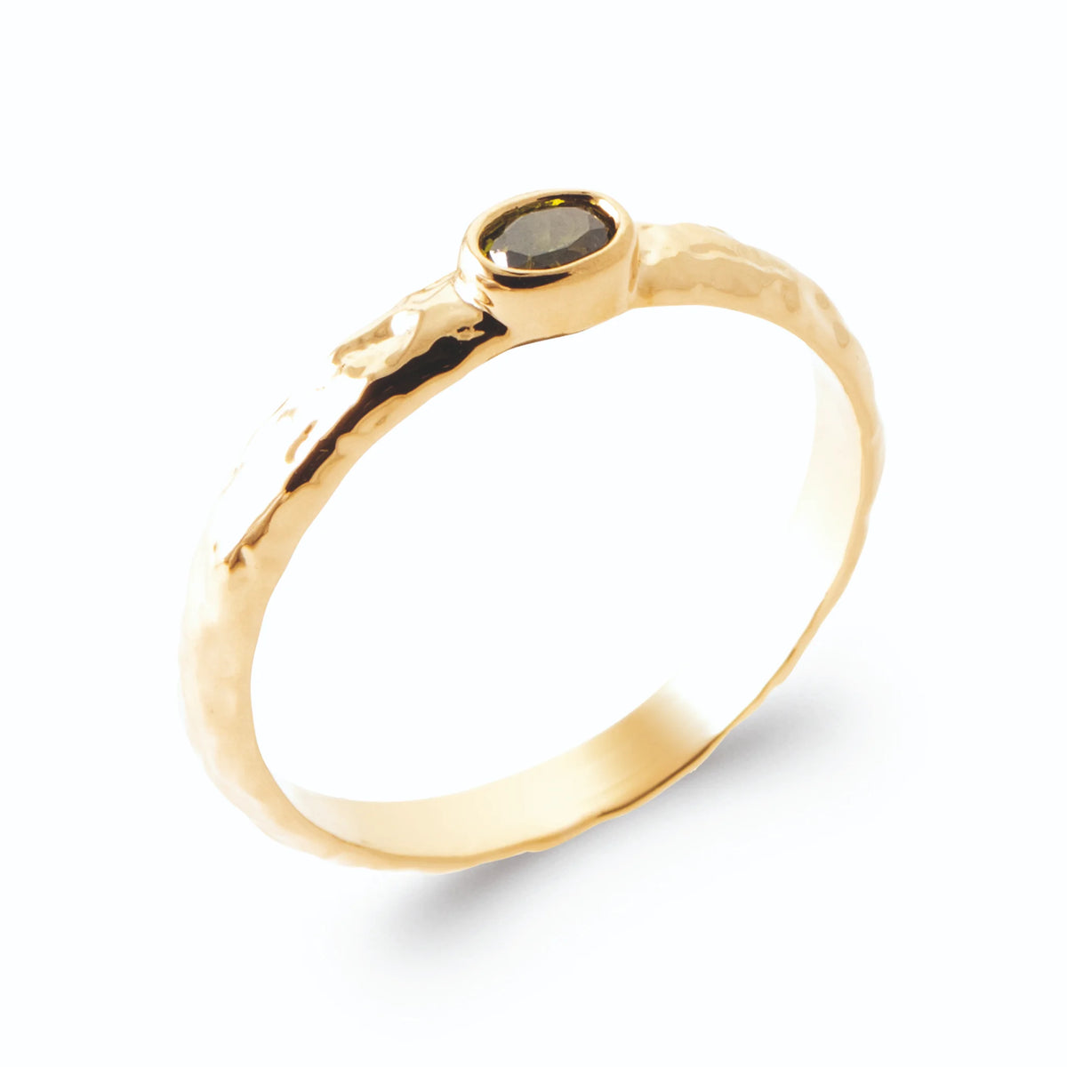 Bague pierre ovale brun fumé sur anneau martelé en plaqué or