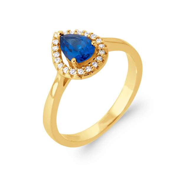 Bague pierre poire bleu nuit et entourage de zircons sur anneau fin en plaqué or, vue de trois quarts