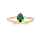 Bague pierre poire vert intense sur anneau demi-pavé en plaqué or