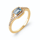 Bague pierre rectangulaire bleu ciel et volute pavée de zircons en plaqué or