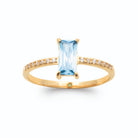 Bague pierre rectangulaire bleu glacier sur anneau pavé en plaqué or