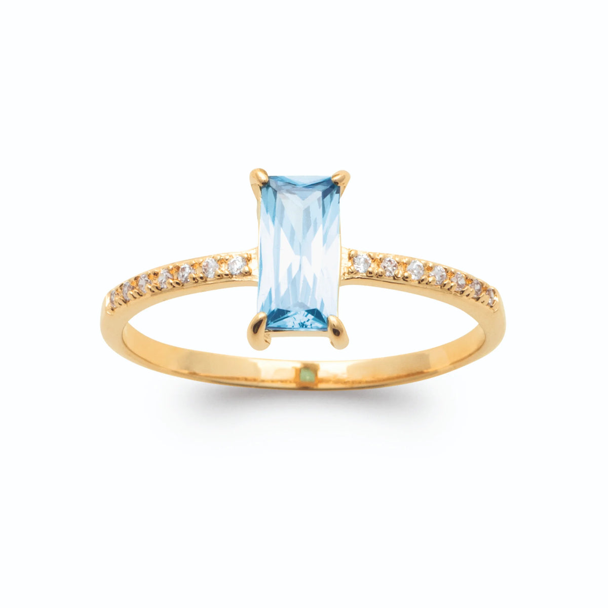 Bague pierre rectangulaire bleu glacier sur anneau pavé en plaqué or