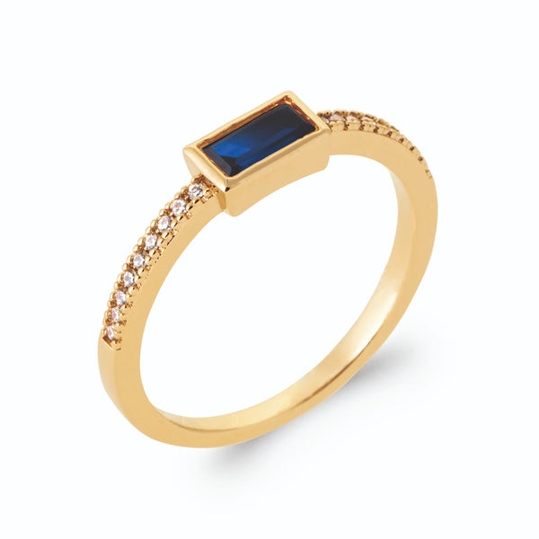 Bague pierre rectangulaire bleu nuit horizontale et anneau demi-pavé en plaqué or, vue de trois quarts