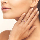Bague pierre rectangulaire violette horizontale et anneau demi-pavé plaqué or portée à la main