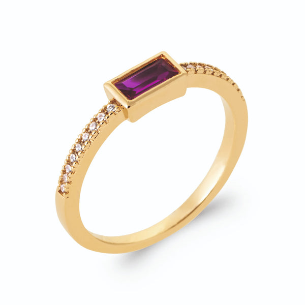 Bague pierre rectangulaire violette horizontale et anneau demi-pavé en plaqué or, vue de trois quarts
