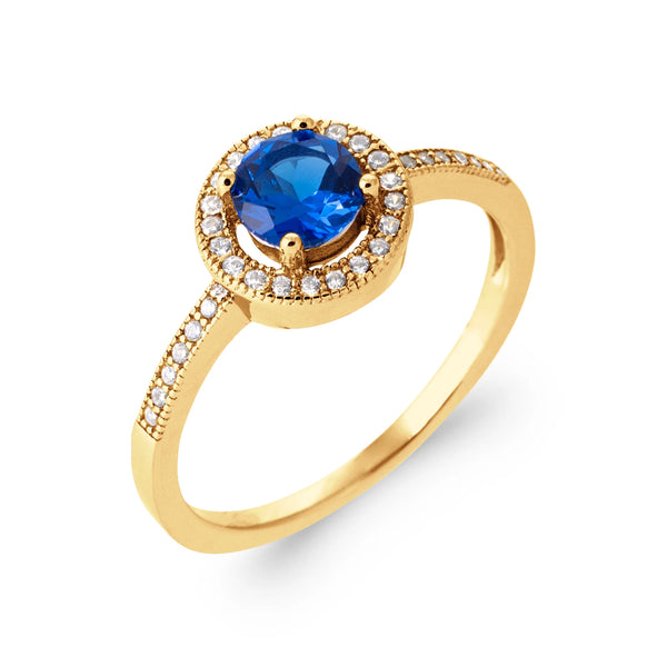 Bague pierre ronde bleu nuit entourage zircons et demi-pavé en plaqué or, vue de trois quarts