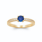Bague pierre ronde bleu outremer sur anneau demi-pavé en plaqué or