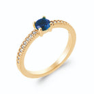 Bague pierre ronde bleu outremer sur anneau demi-pavé en plaqué or