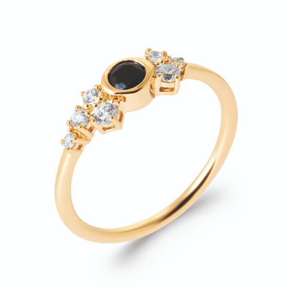 Bague pierre ronde noire et grappes de zircons en plaqué or, vue de trois quarts