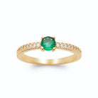 Bague pierre ronde vert intense sur anneau demi-pavé en plaqué or