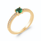 Bague pierre ronde vert intense sur anneau demi-pavé en plaqué or