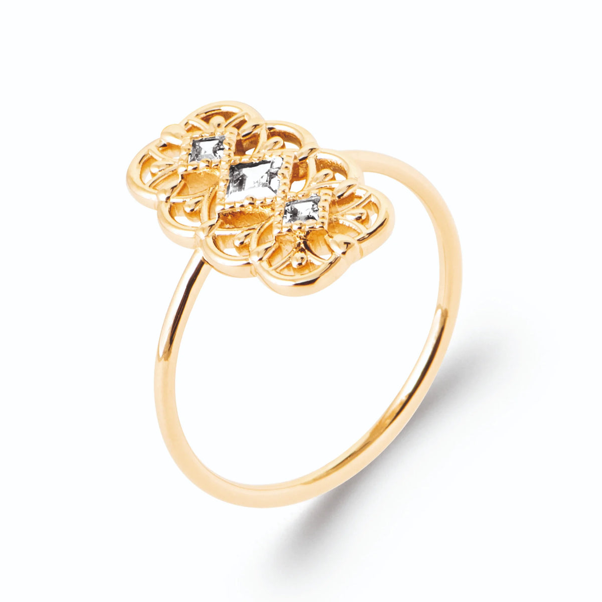Bague plaque dentelle ajourée trois zircons carrés en plaqué or, vue de trois quarts