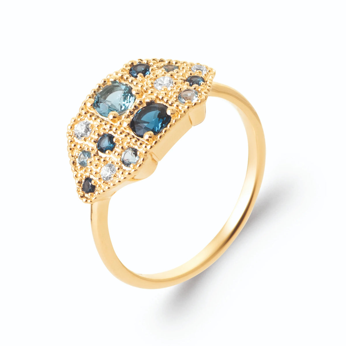 Bague plaque hexagonale mosaïque de zircons bleus et blancs en plaqué or, vue de trois quarts