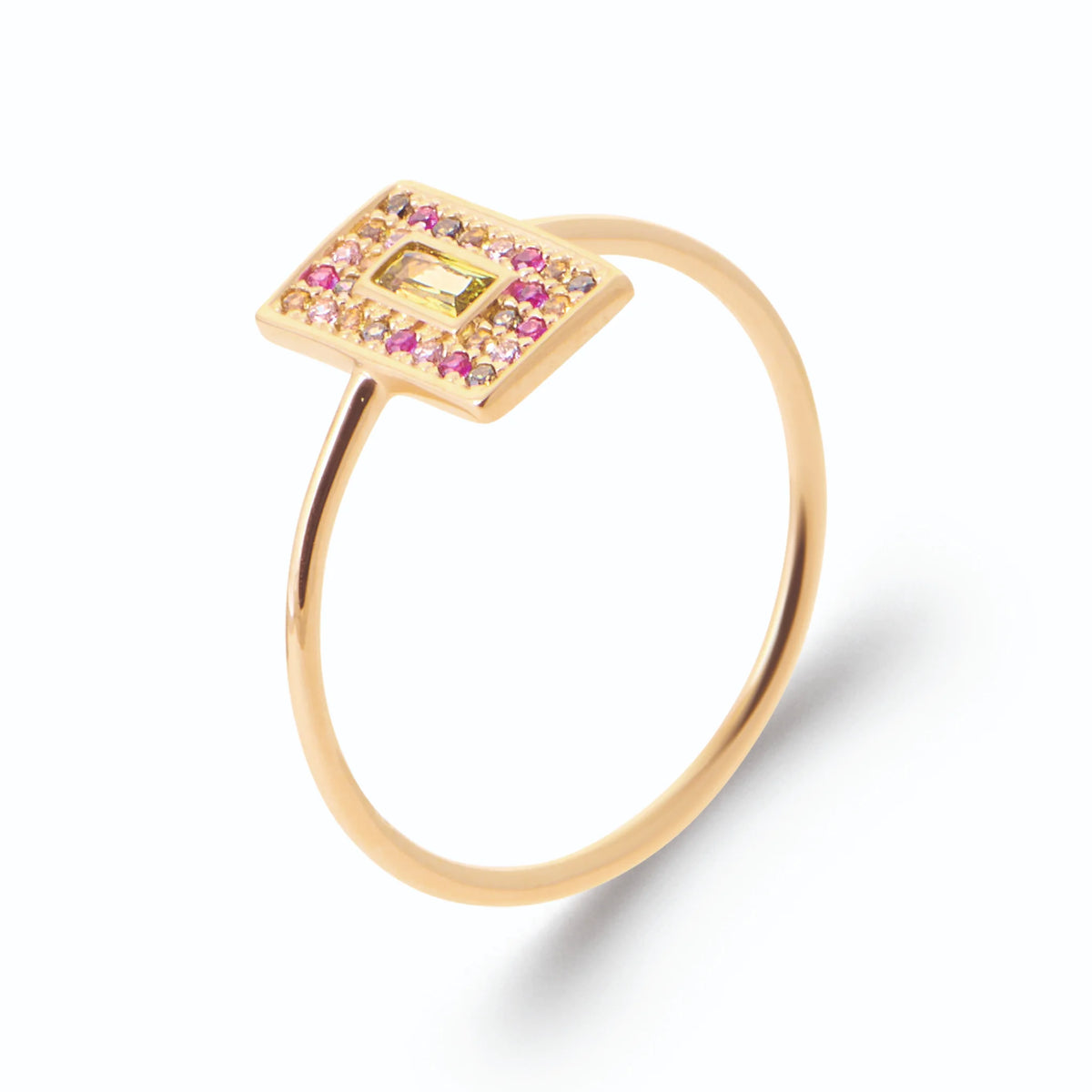 Bague plaque rectangulaire pierre baguette jaune et entourage rose en plaqué or, vue de trois quarts